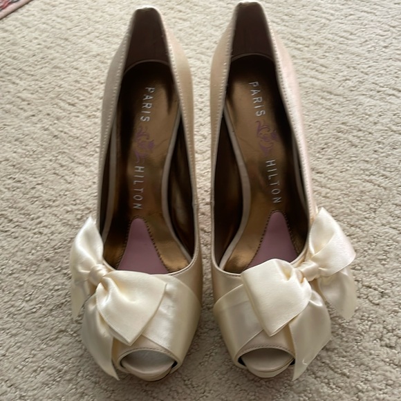 NWOT PARIS HILTON absolutely GORGEOUS ivory satin high heels! 6M - Picture 2 of 9